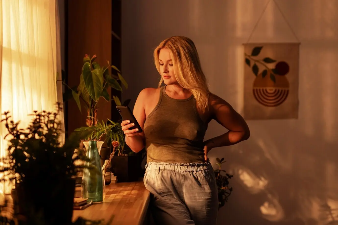 Vorderansicht einer Frau, die sich zu Hause entspannt